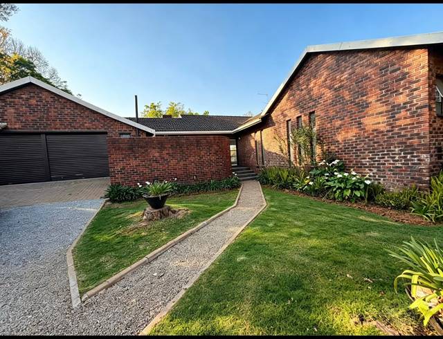 4 BEDROOM HOUSE FOR SALE IN VAN RIEBEECK PARK